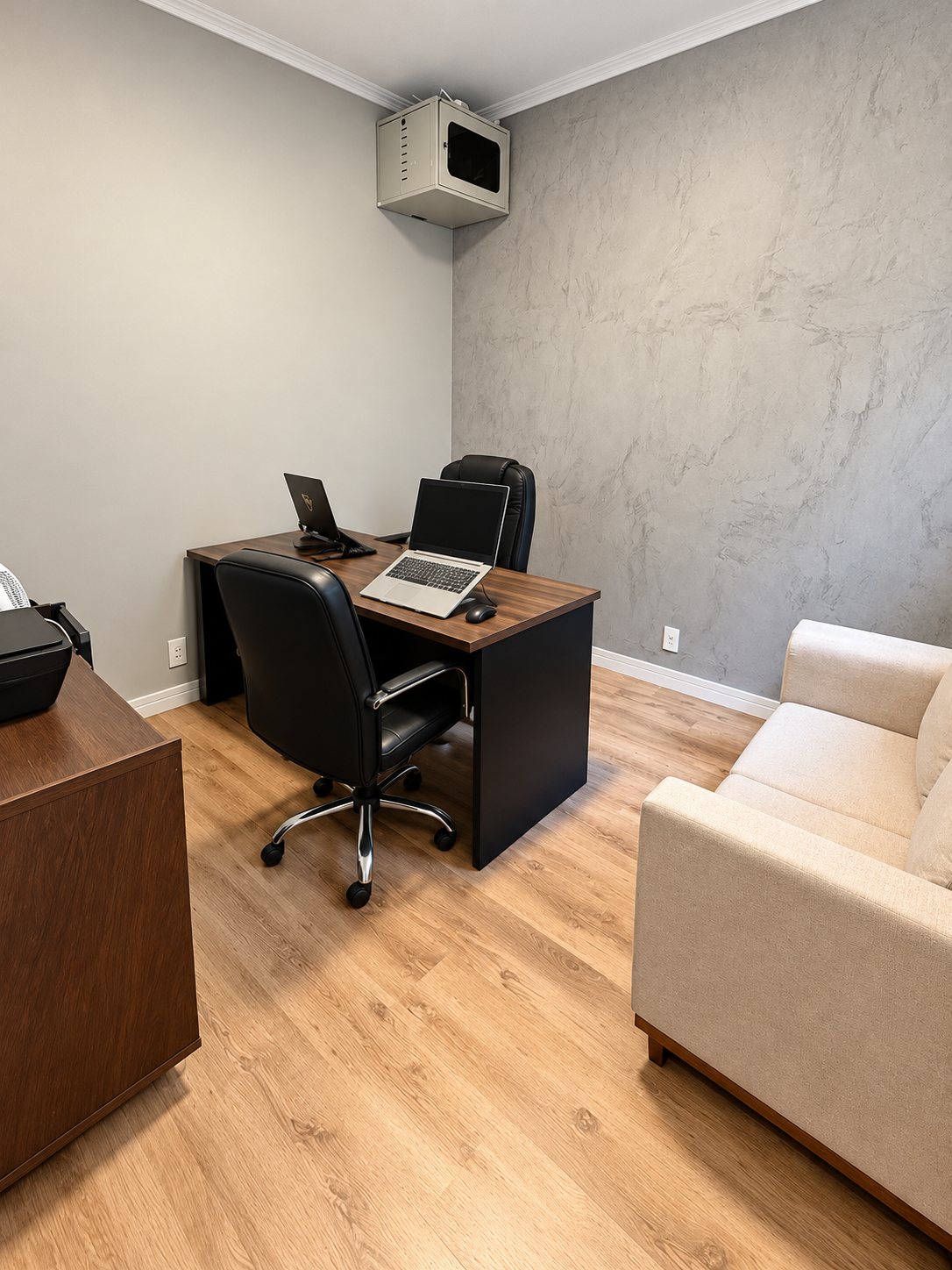 Sala com mesa de trabalho e sofá para receber clientes